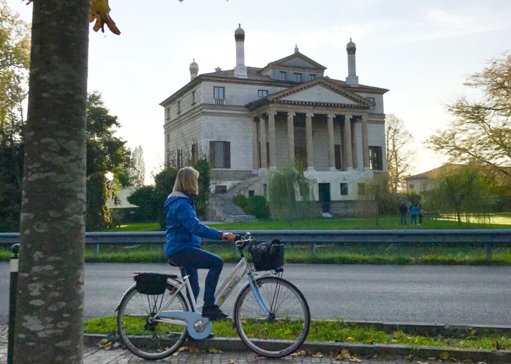 Escursione in bici davanti Villa Foscari